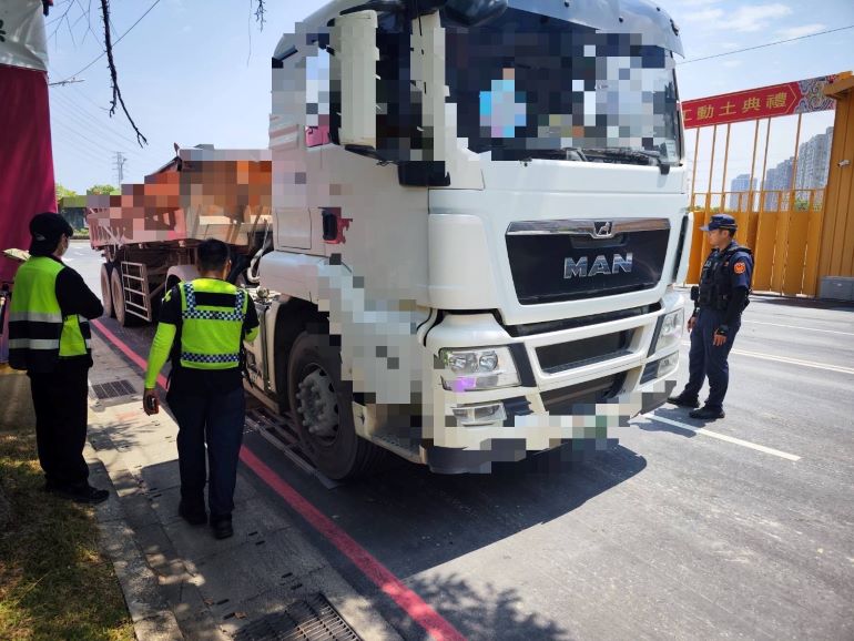 《圖說》中和警今日在環河西路三段與永和路口（單行道往橋和路方向）執行大型車輛攔檢勤務。〈中和分局提供〉