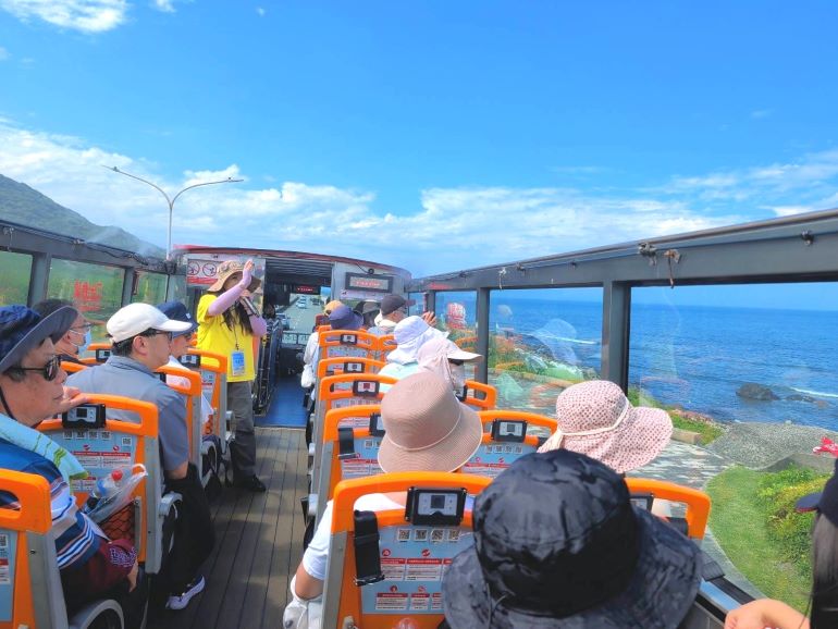 《圖說》民眾搭乘敞篷景觀雙層巴士，從高處飽覽北海岸絕美海景。〈觀旅局提供〉
