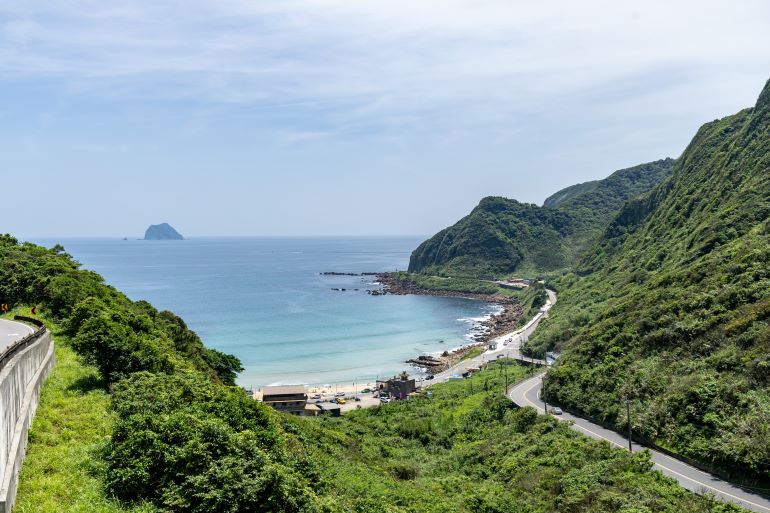 《圖說》景觀雙層巴士沿著北海岸線行駛，將山海與藍天盡收眼底。〈觀旅局提供〉