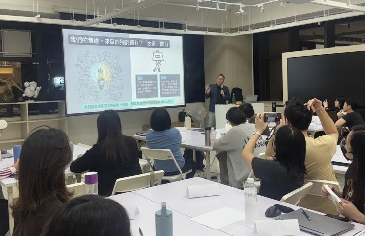 《圖說》「「新北有課UKO」4月辦理「職涯進化論：AI助攻ASKE盤點框架，設計出你的理想職涯藍圖」課程，協助學員探索自我。〈青年局提供〉