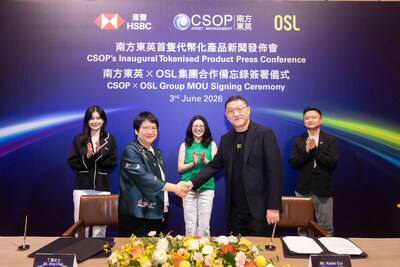 南方東英、滙豐及 OSL 集團三方高管代表出席南方東英首隻代幣化產品新聞發布會暨南方東英 x OSL 集團合作備忘錄簽署儀式。前排（從左至右）：南方東英行政總裁丁晨、OSL集團執行董事兼首席執行官Kevin Cui；後排（從左至右）：南方東英副行政總裁兼首席市場官和弦、滙豐香港行政總裁伍楊玉如、OSL 集團首席商務官Eugene Cheung
