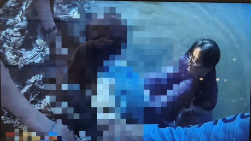 《圖說》海山警不顧滿身泥濘合力將女子拉回岸邊。〈海山分局提供〉