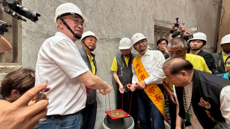 《圖說》侯友宜市長與慈護宮游忠義董事長等進行安八卦接地氣儀式〈民政局提供〉