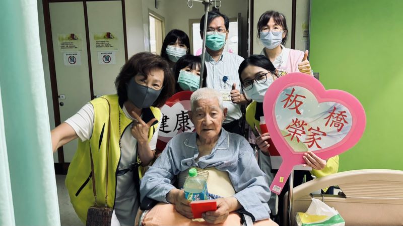 《圖說》板橋榮家於端午節前夕慰問臺北榮總住院榮民。〈板橋榮家提供〉