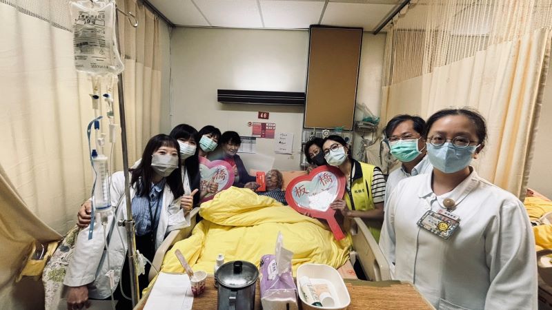 《圖說》板橋榮家慰問臺北榮總住院榮民，提前送上端午佳節祝福，傳遞榮家滿滿關懷。〈板橋榮家提供〉