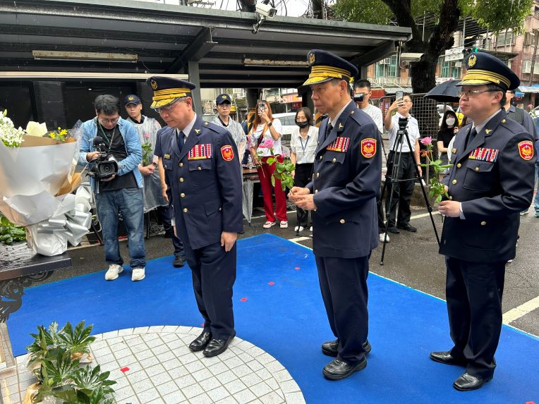 《圖說》「正義之光」追思紀念銘揭牌儀式莊嚴隆重，由警政署副署長廖訓誠、新北市政府警察局副局長張錦成、土城分局分局長沈明義及劉宗鑫所長家屬共同出席見證。〈土城分局提供〉
